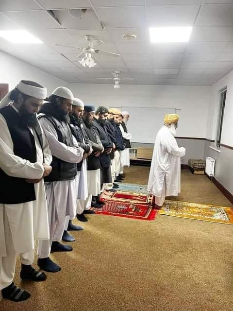 JSM_Force's tweet photo. ۔۔۔#لندن  #تازہ__________ترین
 ۔ویکفلڈ سینٹر سےخوبصورت عکس
میراقاٸدجمعیت مولانا فضل الرحمٰن نماز کی امامت کرتے ہوئے https://t.co/ZkCXs79qoH