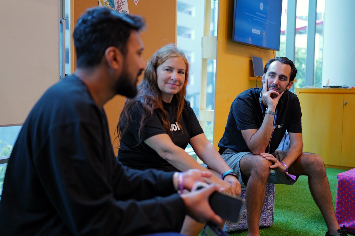 ChrisBarrett's tweet image. Chainlink’s @solangegueiros highlights the pivotal role of hackathons in fostering innovation and collaboration at the Community Hub during #DevCon7 in Thailand.