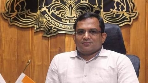 BenefitNews24's tweet photo. #Kerala: Two IAS officers #KGopalakrishnan and #NPrashanth suspended for #officialmisconduct. It is been alleged that they created 'Mallu Hindu' whats app group.

#IAS #IPS #UPSC #KeralaIASAssociation https://t.co/gMTe3BEsSF