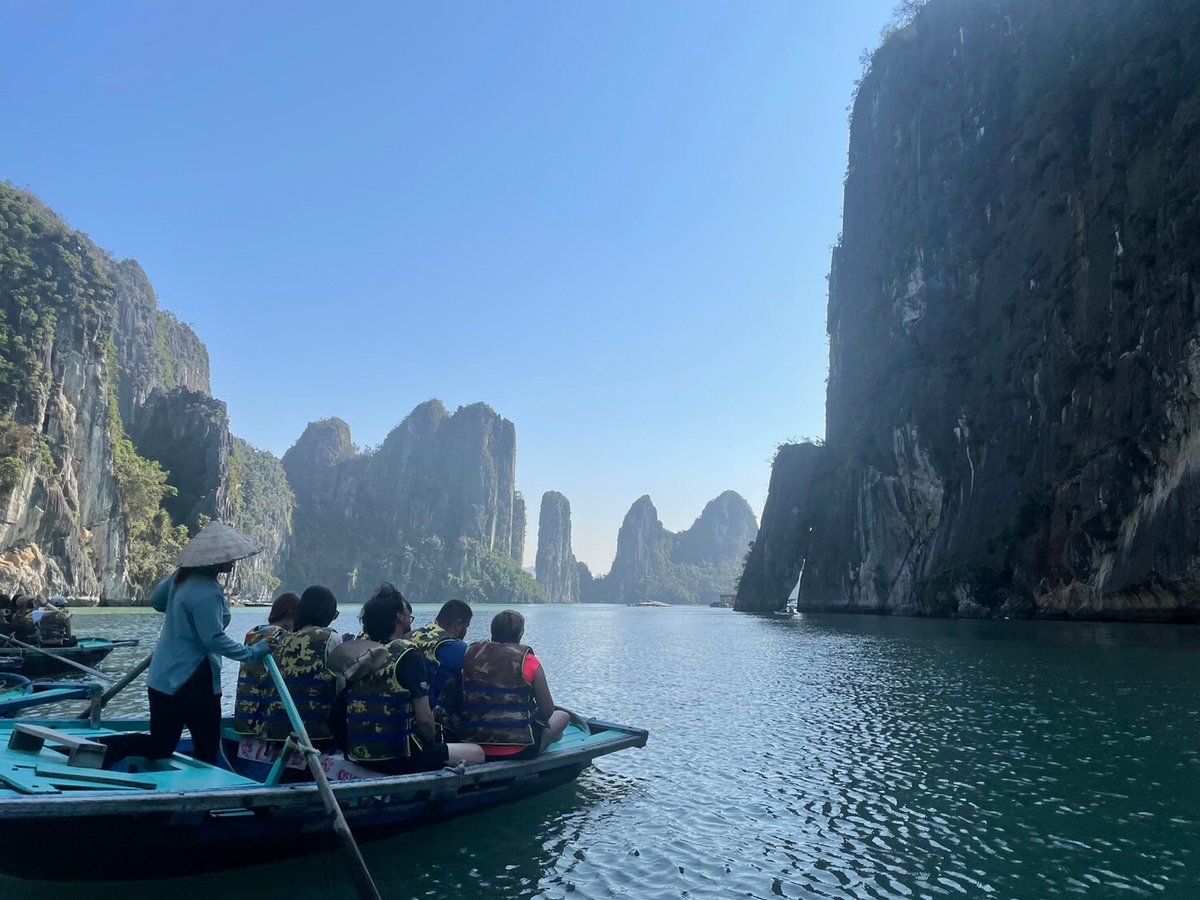 AppTime_Inc's tweet photo. 先週末はお待ちかねの社員旅行☺️
今年はベトナムのハノイへ行ってきました～✈️
現地では、弊社取締役ファムテズイ、
ベトナム支社のメンバーと合流！
色々な場所を案内してもらいました~🤩

たくさん食べて飲んで、楽しい旅行になりました😋🍻 https://t.co/WdmDrYq4lr
