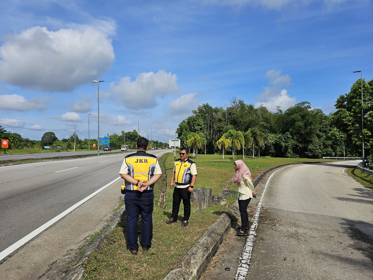 JKRMelaka's tweet photo. Seusai dari lawatan di Masjid Serkam, Pengarah Kerja Raya Melaka Tuan Ir. Hj. Mohamad Salzeli bin Moktar membuat lawatan pula ke Lebuh AMJ Sebatu FT019 bagi melihat keperluan pemasangan lampu isyarat di lokasi berkenaan. https://t.co/79EeF4M3oi