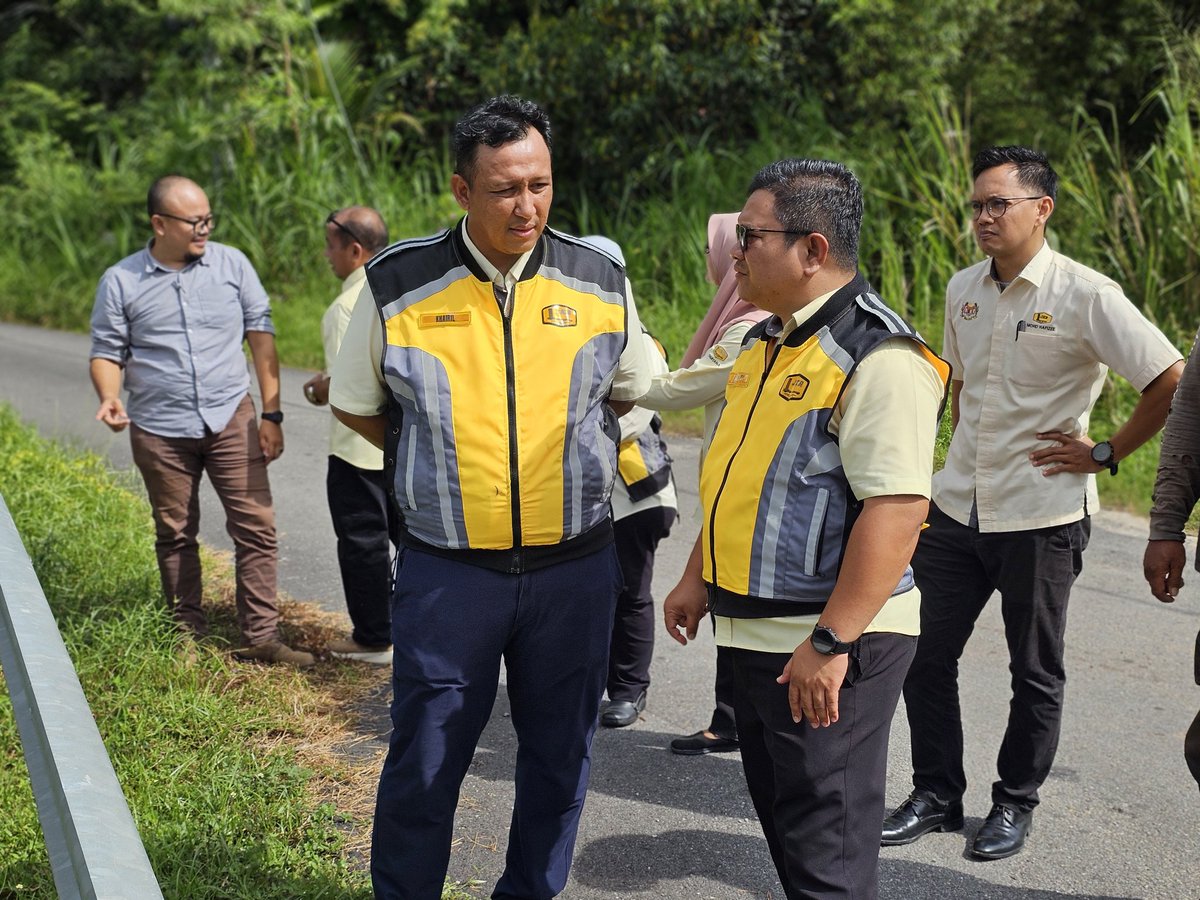 Seusai dari lawatan di Masjid Serkam, Pengarah Kerja Raya Melaka Tuan Ir. Hj. Mohamad Salzeli bin Moktar membuat lawatan pula ke Lebuh AMJ Sebatu FT019 bagi melihat keperluan pemasangan lampu isyarat di lokasi berkenaan.