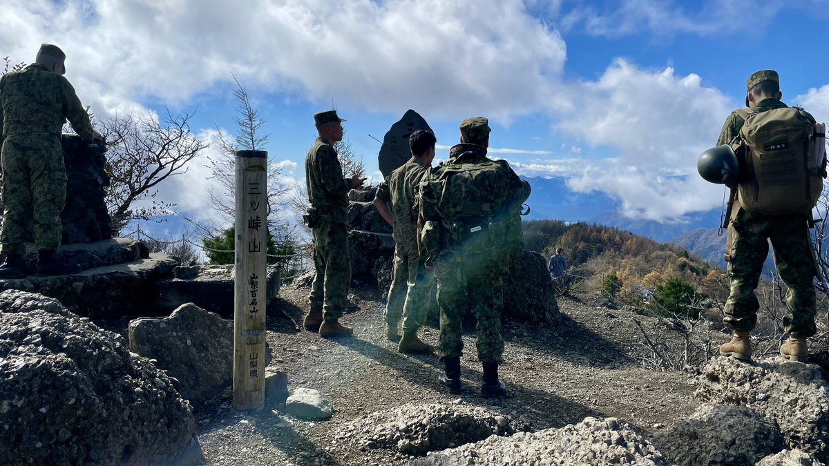 JBL4429's tweet photo. 自衛隊の方々も登ってきました。
富士山の雪化粧はいつになるのやら🙂‍↔️ https://t.co/Wdx08MTpkA