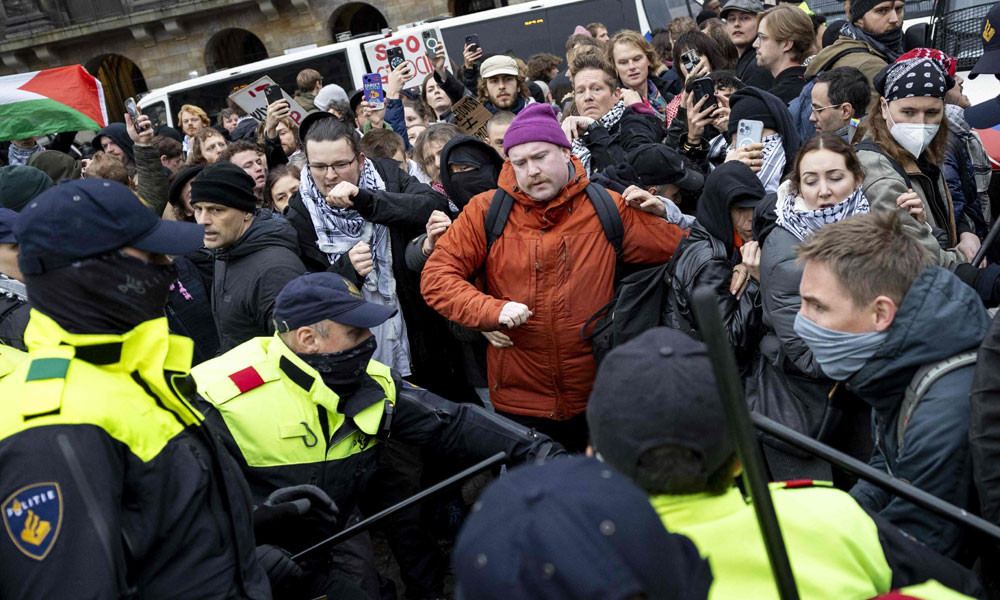 আমস্টারডামে ইসরায়েলবিরোধী বিক্ষোভে শত শত মানুষ