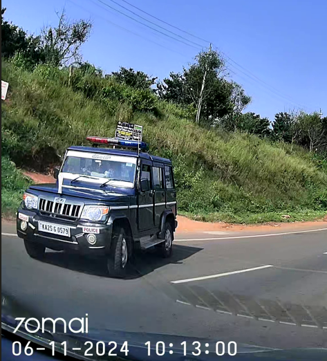 SubhoChatterjee's tweet photo. Wrongside driving on highway! Near Mastiff Grand Hotel Dharwad.

KA 25G 0579

@compolhdc
@HDCityTraffic
@DC_Dharwad https://t.co/FtWHDUz0l2