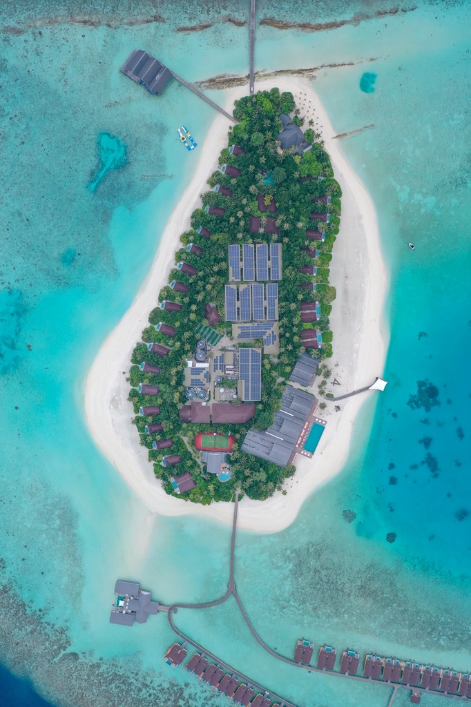 SwimsolGmbH's tweet photo. Empty roofs put to work! ๐ Our 670 kWp rooftop solar system at The Standard, Huruvalhi is reducing diesel use and maximizing clean energy. Discover the impact of rooftop solar! #RooftopSolar #Swimsol #Maldives #TheStandard https://t.co/HvzMvB2wzE