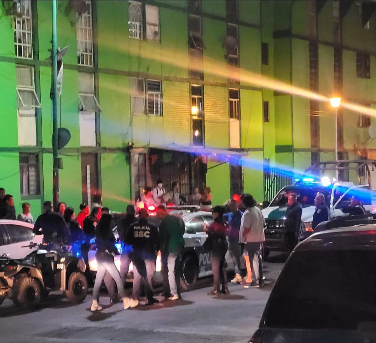 Servicios de emergencia se dirigen a Maguey 60 por el reporte de un lesionado por disparo de arma de fuego, algunos testigos indican que los responsables viajaban en una motocicleta, ya se está coordinando con C5 CDMX para localizarlos. <a href="/SSC_CDMX/">SSC CDMX</a> indaga.