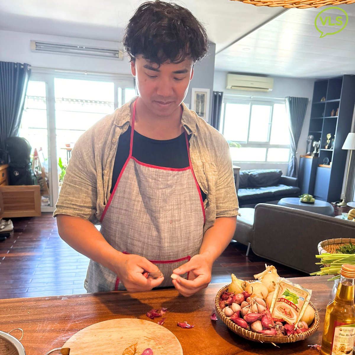 VLStudies's tweet photo. Mr. Don, a Việt Kiều, has been learning Vietnamese for two weeks at VLS. He took a private 4-hour cooking class with cô Bình, explored the market, and made authentic cà ri gà (Vietnamese chicken curry).
Want to join similar experiences? Contact us! https://t.co/fetgrS7RuR