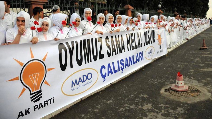 Ölen öldüğüyle kalıyor...

Kahramanmaraş’ta 35 kişinin ölümüne yol açan Manolya Sitesi yıkımına ilişkin açılan davada, yıkımda sorumlu tutulan sanıklar cezaevine girmedi. 

Manolya Sitesi davasında adalet yok! MADO'nun yandaş sahipleri...

MADO’nun sahipleri Mehmet Sait Kanbur ve