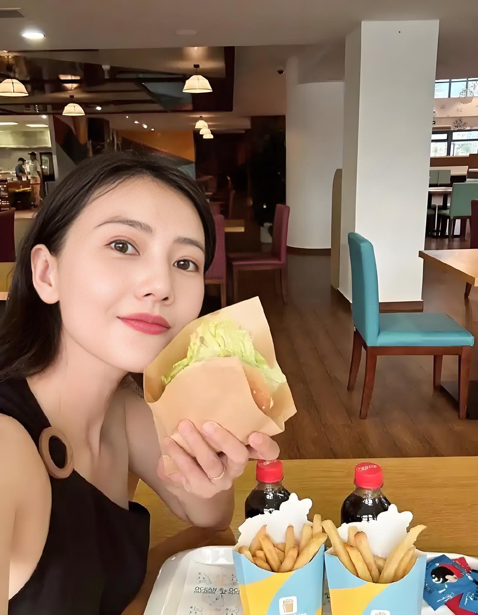 薯条汉堡，干饭人走起～ https://t.co/CrDWJeYQir