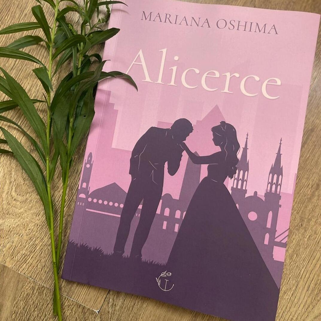 A pedidos, posso finalmente contar que a versão física de #Alicerce está em fase final de produção!

Está lindo demais, cada detalhe pensado com muito carinho! Sou uma tulipinha ainda mais apaixonada por essa obra.🥰

Fiquem ligados que logo teremos novidades sobre as vendas! 🌷