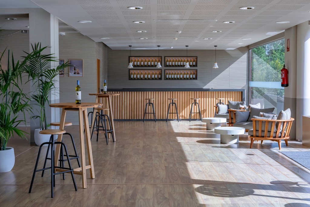 💙 ¡Todo preparado para las visitas! Bienvenido a Vionta. Hablaremos de viticultura rodeados de un entorno natural único que refleja la historia de Galicia, y disfrutaremos de las mejores vistas del Valle del Salnés 🌿🍇

👉🏻ferrerwines.com/vionta

❗WINE IN MODERATION