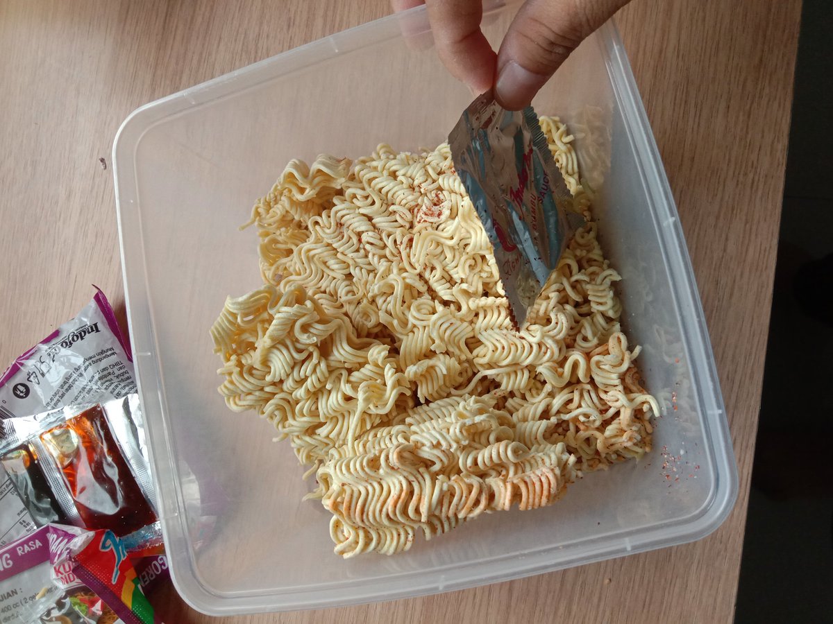 wahai <a href="/indofood/">Indofood</a> entah mesin seal kelean yg eror atau operator mesin nya kelelahan jd kurang teliti etiket bumbu bumbu bocor gini bisa lolos kan jd berhamburan 😑 sebenrnya ini udh yg keberapa kali nya begini, jd gemes tiap beli beberapa bks Indomie ada aja yg  bumbu nya bocor. 🤟