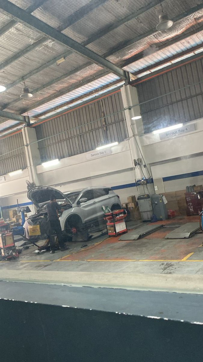 fantaoyen's tweet photo. Experience hari ni yang aku jadi sangat sangat bengang. Tunang aku hantar kereta dia service dekat Proton hari ni. First time try dekat  Permas punya branch. Tunang aku buat appointment pukul 9:30pagi tapi sampai pukul 1:10pm kereta tak masuk masuk lagi??Aku macm wtf? Normal ke?? https://t.co/J5OmaNEPGI