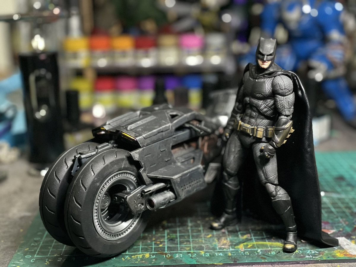 B_B111213's tweet photo. 創世模王 MODOKING : バットサイクル（The Flash）

久々のプラモデルは1/12のバットサイクル、塗装まで一旦完了しました。価格に対してクオリティが高すぎて感覚がバグりそう。
とりあえずmafexのバットマンに乗ってもらいます。 https://t.co/3QdFxSUYbG