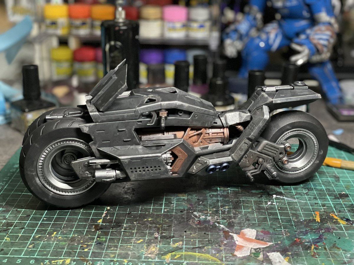 B_B111213's tweet photo. 創世模王 MODOKING : バットサイクル（The Flash）

久々のプラモデルは1/12のバットサイクル、塗装まで一旦完了しました。価格に対してクオリティが高すぎて感覚がバグりそう。
とりあえずmafexのバットマンに乗ってもらいます。 https://t.co/3QdFxSUYbG