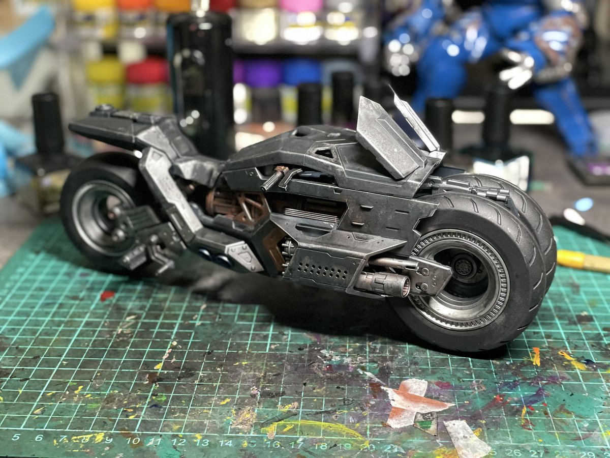 B_B111213's tweet photo. 創世模王 MODOKING : バットサイクル（The Flash）

久々のプラモデルは1/12のバットサイクル、塗装まで一旦完了しました。価格に対してクオリティが高すぎて感覚がバグりそう。
とりあえずmafexのバットマンに乗ってもらいます。 https://t.co/3QdFxSUYbG