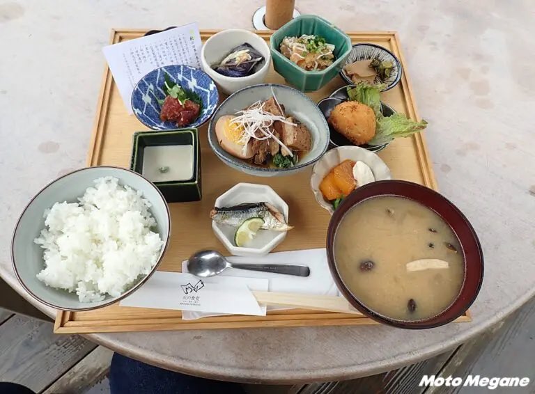 PutiMotor's tweet photo. 和歌山県「道の駅 四季の郷公園」の必食ソフトクリーム『伊藤農園のみかんソフト』🍦

有田市「伊藤農園」のみかんジュース「みかんしぼり」を使ったソフトクリーム。

みかんの甘酸っぱさと、すっきりとした甘さで、さわやかな味わい🍊

シャーベット系で、あと味もさっぱり

https://t.co/Qs1D6h5xdk https://t.co/wDHOrTcBqi