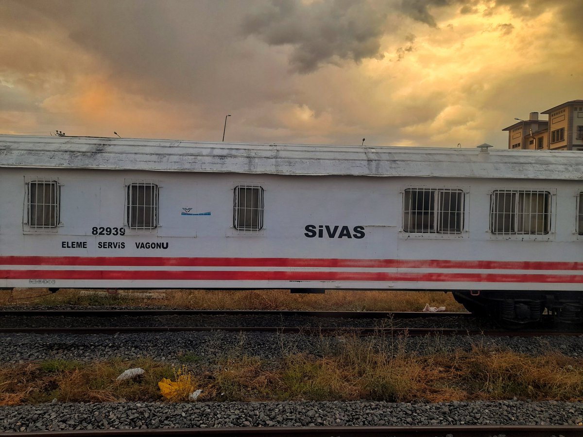 Hüzünler göçer yüreğinden 
Bütün bekleyişler sükûn bulur 
Dilinde bir gurbet türküsü kalır
Bulutlar karışır heyecanına