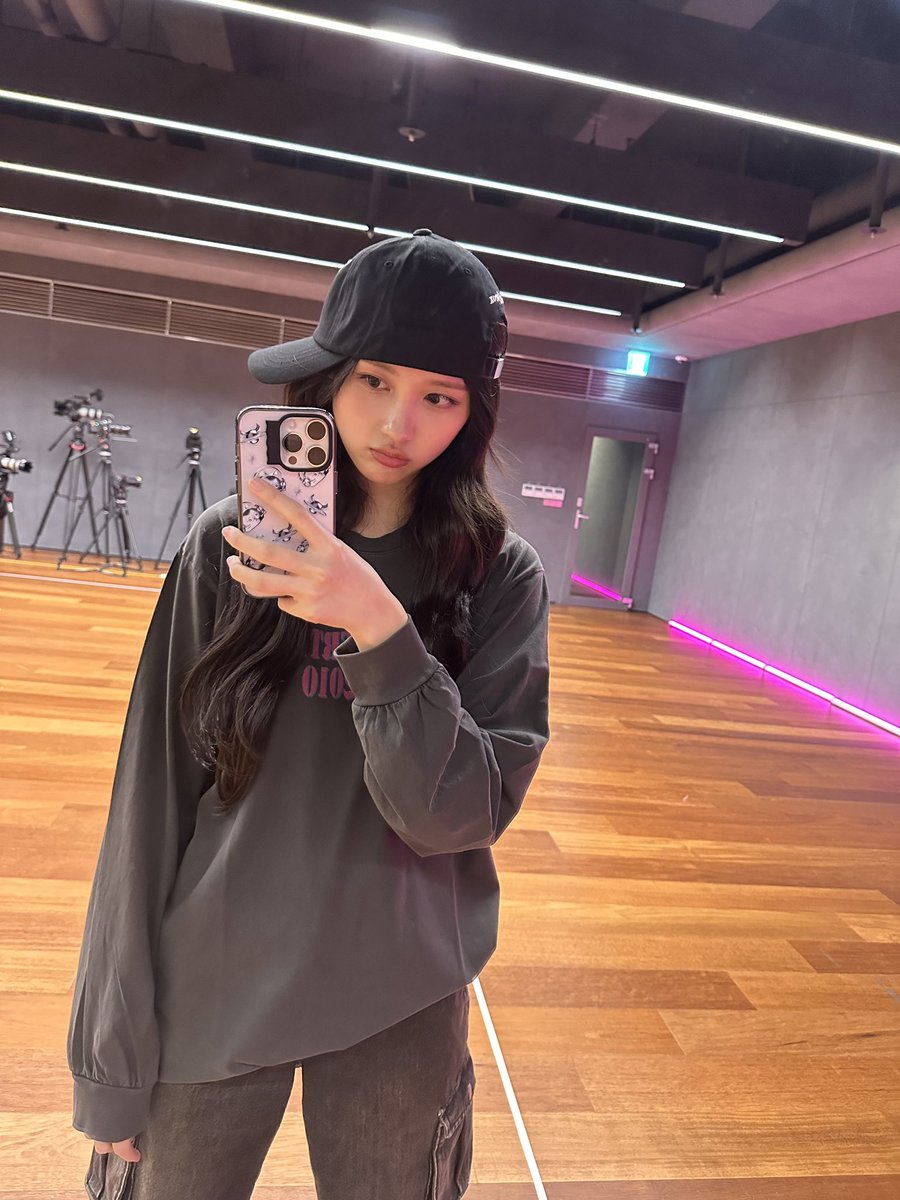 IVE_twt's tweet photo. 그녀의 모자..🌚

#IVE #아이브 #GAEUL #가을 https://t.co/h4XfOofKsT