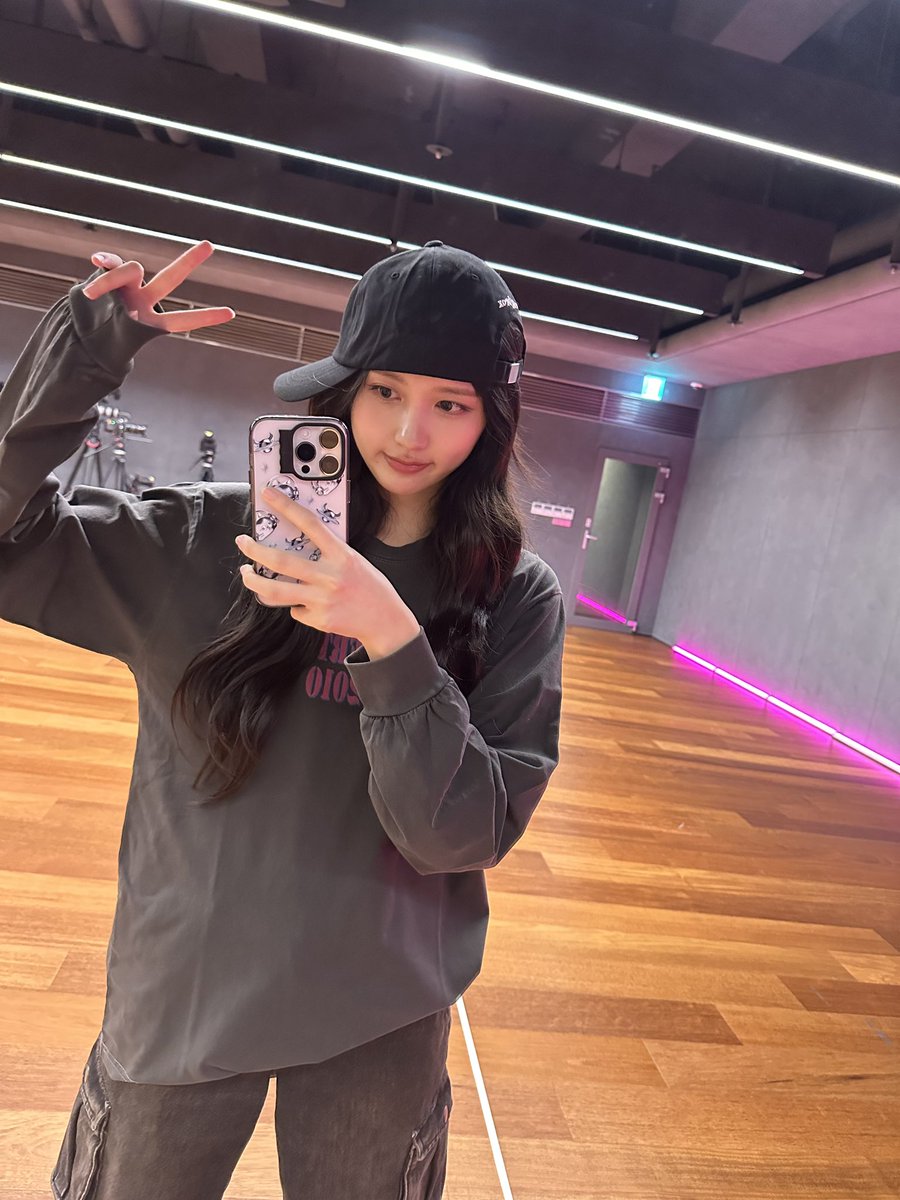 IVE_twt's tweet photo. 그녀의 모자..🌚

#IVE #아이브 #GAEUL #가을 https://t.co/h4XfOofKsT