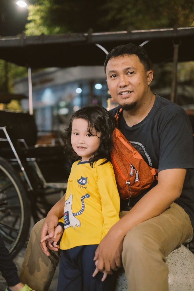 terima kasih karna sudah banyak berkorban untuk menafkahi keluargamu, semoga Allah mengganjar beribu pahala baik untukmu. selamat hari ayah ♥️