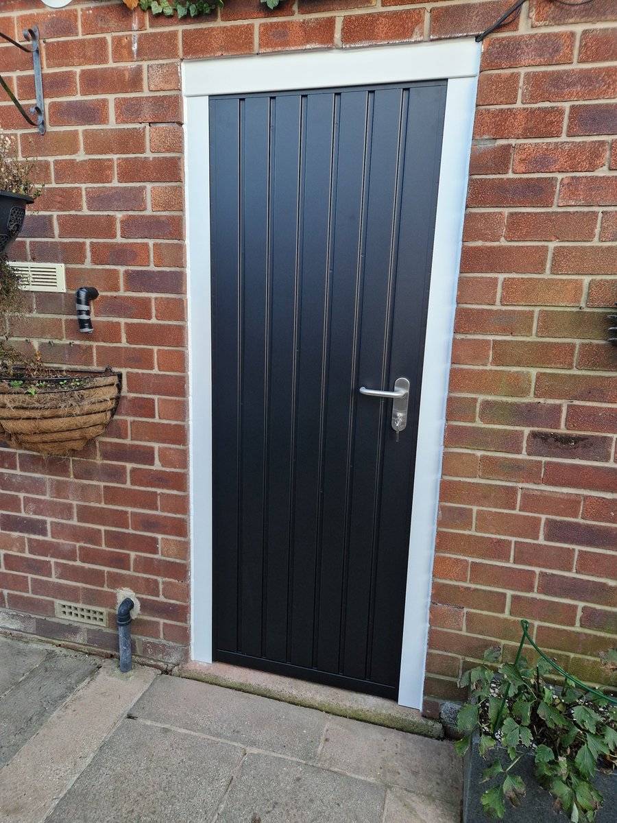 CarringtonDoors's tweet photo. Select steel Cartmel design garage door and side door fitted yesterday. https://t.co/7UyUaWuYW4