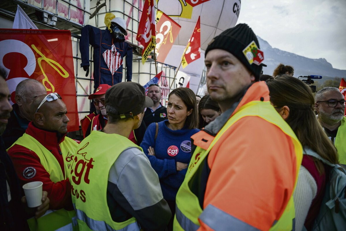 humanite_fr's tweet photo. Sophie Binet a sonné l’alarme en affirmant que plus de 150 000 emplois étaient menacés. 
Le gouvernement ne nie pas et promet d’accompagner les salariés menacés… vers France Travail 

➡️ https://t.co/KoYU7ipOQg https://t.co/y3qcBT6vHd