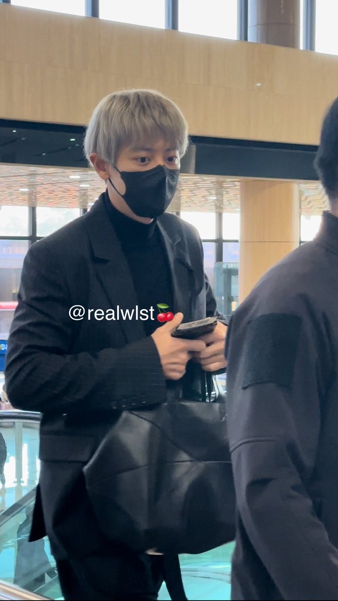 27xCHANYEOL's tweet photo. 241112 | #CHANYEOL on his way to Tokyo, to attend his first City-scape in Japan, Tokyo.

Safe trip, Cherry Prince 🍒
Very chic, very demure, very gallant! 👌

#찬열 #박찬열 #엑소찬열 https://t.co/0Xca0mz80G