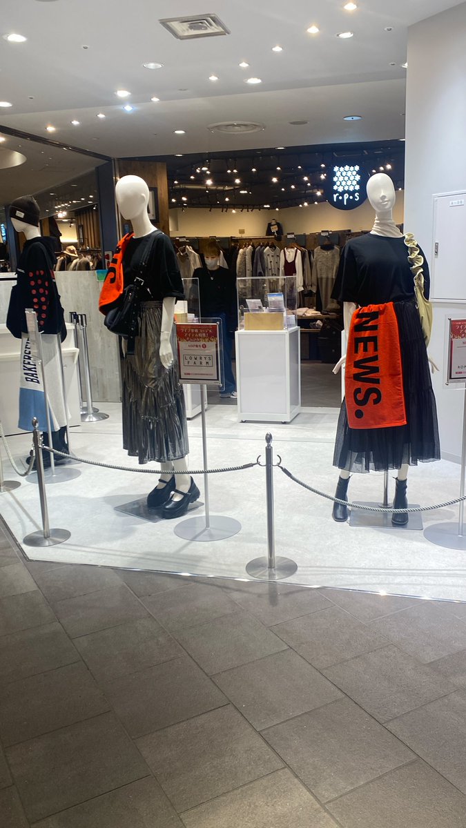 tkumichu's tweet photo. ららぽーとTOKYOBAYでNEWSのツアーグッズコーデ飾ってあってCMも流してくれてた！ https://t.co/TMWviOF2cL