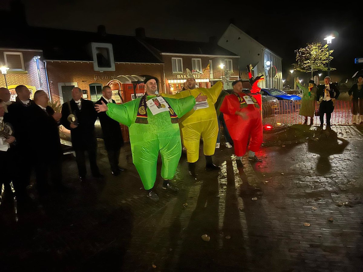 11-11 ‘t noewe seizoen is geäöpendj door Prins Hedy d’n ieërste en zien gevolg! Ziej zeen op ein  ludieke maneer aangekomme…..11kg biejein 😉 laot de Vastelaovendj mer komme!#meteinegekkesjlaag #gangmaekers #neettegeluive
