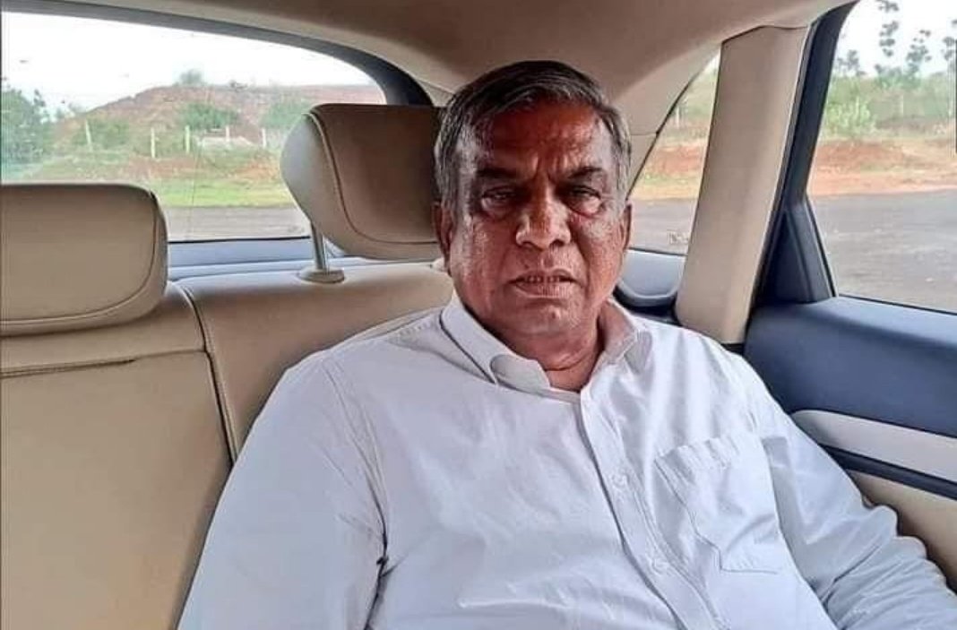 यह है रफीक हुसैन भटूक। 

ये गोधरा में नेता था और इसके दो पेट्रोल पंप थे और इसी ने साबरमती ट्रेन को जलाने के लिए पेट्रोल की व्यवस्था की थी।

 यह 14 साल तक फरार रहा। गुजरात आईबी की नजर इसके रिश्तेदारों और उसके परिवार वालों पर भी सबके फोन सर्विलांस पर थे और 1 दिन इसने अपने बेटे को