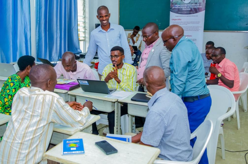 cijebu20402's tweet photo. 🔴Le Centre d'Incubation des Jeunes entrepreneurs du #Burundi (@cijebu20402) a participé du 8 au 9/11 à un atelier de concertation sur les modalités de développement des Incubateurs et accélérateurs entrepreneuriaux animé par @caa_cerepe sous l'appui financier de @UNFPABurundi. https://t.co/YqolJKy4xl