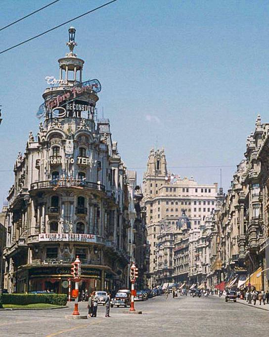 Vista de la Gran Vía de Madrid en la década de 1960.