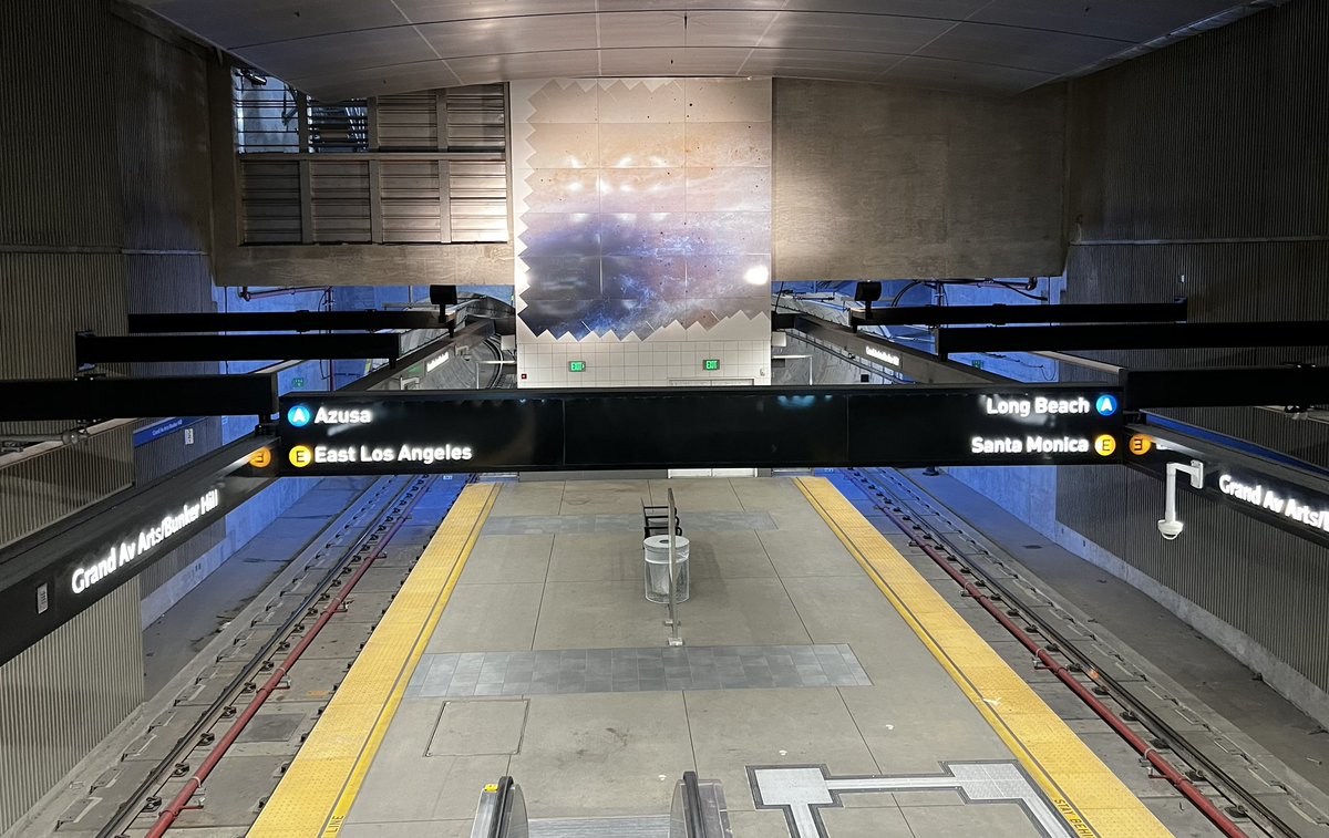 uniroomone's tweet photo. One platform for all direction, no walking needed for train transfer, thanks for @metrolosangeles https://t.co/R0zD2fY7Ns