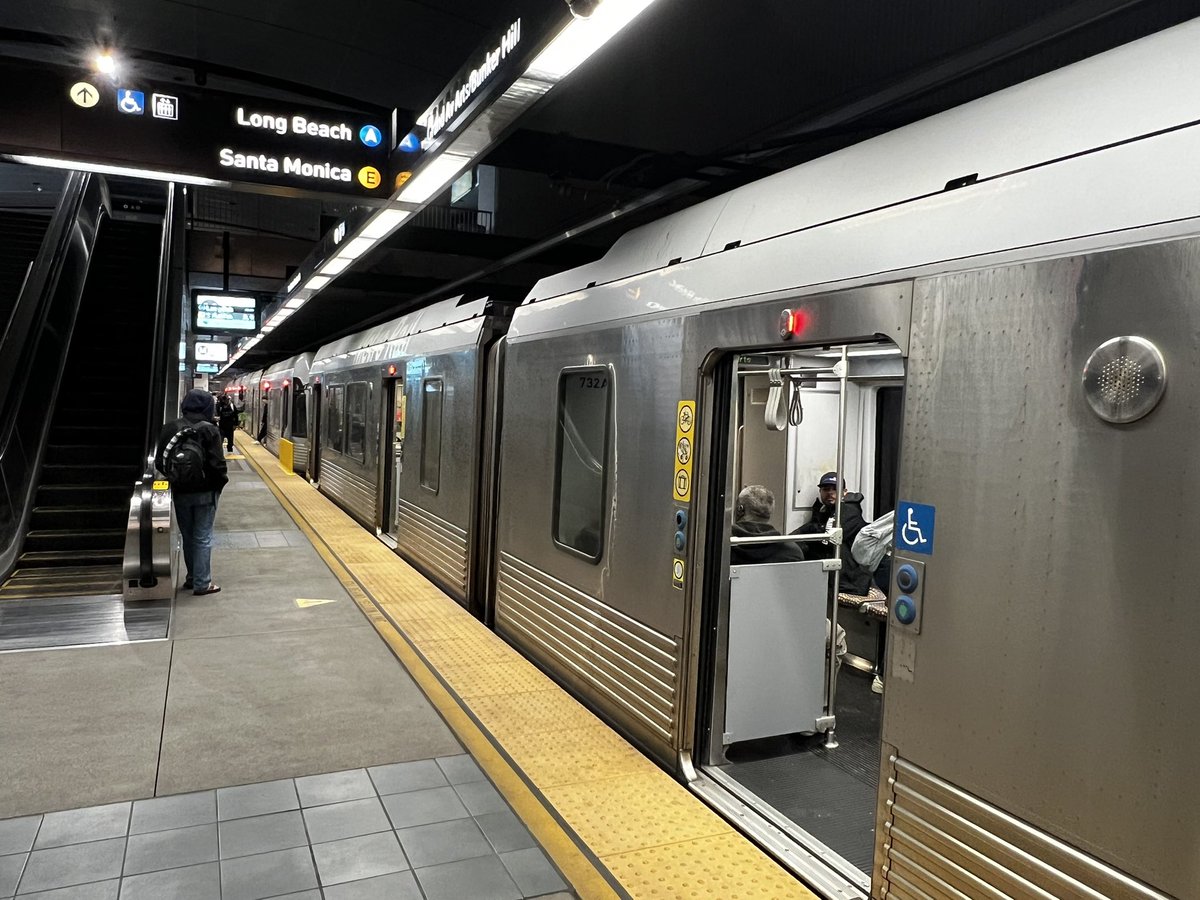 uniroomone's tweet photo. One platform for all direction, no walking needed for train transfer, thanks for @metrolosangeles https://t.co/R0zD2fY7Ns