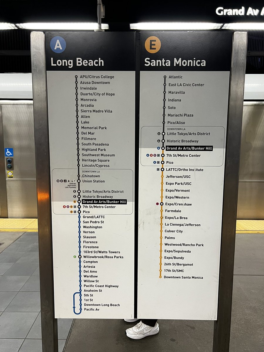 uniroomone's tweet photo. One platform for all direction, no walking needed for train transfer, thanks for @metrolosangeles https://t.co/R0zD2fY7Ns