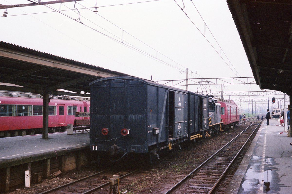 DtF2dzpcpxpV3kt's tweet photo. 救援車が活動してるを見たのはこの時だけです。安全側線に乗り上げたようで、この時点でもう発着番線変更の上通常運転してました。本線を逆行して検車区に引き上げて行きました。最後まで残った同形を添えて。
5224+5223+378+7024 1976.5.23 太田川
ワム5212 1991.7.8 喜多山
 #火曜日の貨車 https://t.co/71kthWn20J