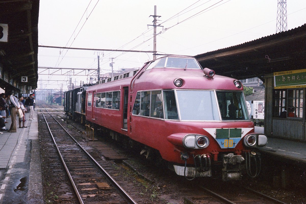 DtF2dzpcpxpV3kt's tweet photo. 救援車が活動してるを見たのはこの時だけです。安全側線に乗り上げたようで、この時点でもう発着番線変更の上通常運転してました。本線を逆行して検車区に引き上げて行きました。最後まで残った同形を添えて。
5224+5223+378+7024 1976.5.23 太田川
ワム5212 1991.7.8 喜多山
 #火曜日の貨車 https://t.co/71kthWn20J