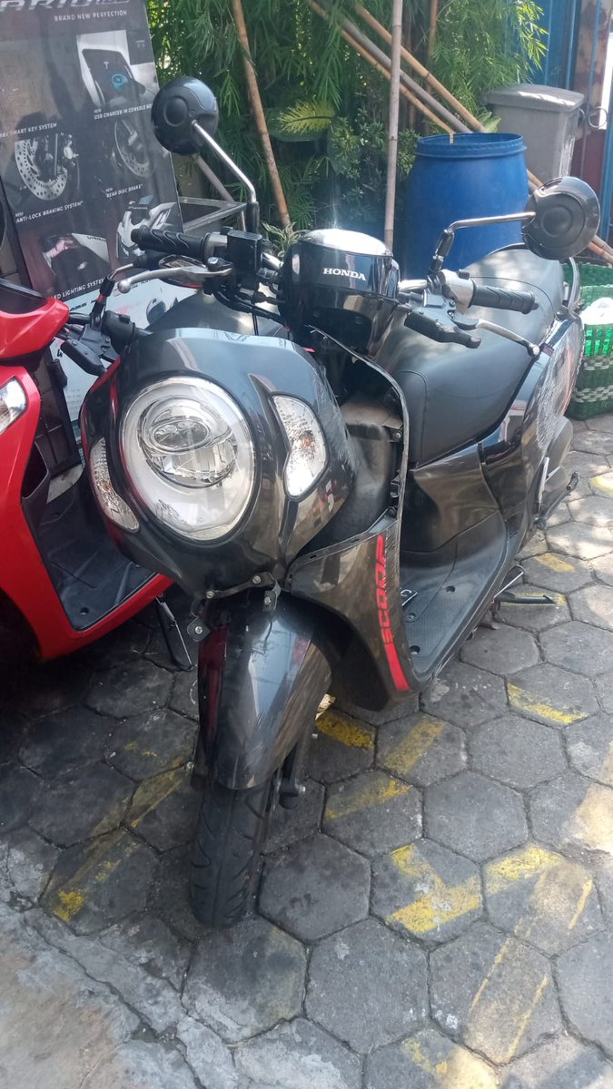 dyahprm's tweet photo. Liat mobil ringsek yg abis keclkan beruntun jadi inget motor scoopy pernah kek gini https://t.co/IU3d05zqAV