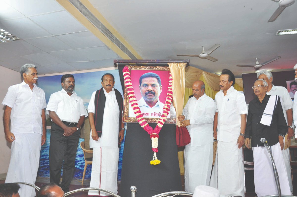 duraivaikooffl's tweet photo. இரங்கல் அறிக்கை. 

என் அன்பு மாமா எ.ராமானுஜம் அவர்கள் மறைந்தார்! 

பிறப்பும் இறப்பும் சேர்ந்ததே வாழ்வு என்றாலும், ஒருவரின் இழப்பில் அவருடனான அன்பும், பழகிய பாசமும், வாழ்ந்த வாழ்வும், அவரின் உயர்ந்த குண நலன்களும் கண்முன் வந்து மனதை நிறைக்கும்.
அப்படியான நினைவுகளை  நினைத்துப்பார்க்கிறேன். 

என் தாயார் ரேணுகா அம்மாவின் உடன் பிறந்த இரண்டாவது அண்ணன். நம் இயக்கத்தந்தை தலைவர் வைகோ அவர்களின் மைத்துனர். என் தாய்மாமா ராமானுஜம் அவர்கள் உடல் நலக்குறைவால் நேற்று 11.11.2024 மறைந்தார். 

தூத்துக்குடி மாவட்டம், கோவில்பட்டி அருகே உள்ள பெருமாள்பட்டி கிராமத்தில் வசித்துவந்தவர். தலைவர் மீதும் அவருடைய அரசியல் மீதும் தீராத பற்றுடையவராகவும், தலைவருக்கு உற்ற உறுதுணையாகவும் கடந்த 60 ஆண்டுகாலமாக வாழ்ந்தார். தலைவரின் ஆரம்ப கால அரசியலிலும், கட்சி தொடங்கிய பிறகும், தன்னுடைய இறப்புவரையிலும் அந்த நிலையிலிருந்து கொஞ்சமும் விலகாதவர். 

அவரது மகன்களும், அவரது  குடும்பமும் தலைவர் மீது மரியாதை கொண்டவர்களாகவும், தலைவர் நல்ல இடத்திற்கு வரவேண்டும் என்று உளமாற விரும்பியவர்களாகவுமே இருந்தார்கள். அதிலும் அவர் மகன் தியாகி சரவணசுரேஷ் அவர்கள் தலைவர் மீது அன்புநெறி பாசவெறி கொண்டிருந்தார். அவர், தலைவர் பங்கேற்கும் தென்மாவட்ட கூட்டங்களில் தவறாமல் பங்கேற்கக்கூடியவராகவும், அனைத்து நடைபயணங்கள், ஆர்ப்பாட்டக்களங்களில் பங்கேற்றவர். ஒவ்வொரு தேர்தல் களங்களிலும் முன்வரிசை தொண்டராக களத்தில் நிற்பவர். ஒருபோதும் மேடைகளிலோ, புகைப்படங்களிலோ தன்னை முன்னிருத்திக்கொள்ளாதவர்.   

அப்படிப்பட்ட தன் மகன் சரவணசுரேஷ், தலைவரை சில அயோக்கியர்கள் கொச்சைப்படுத்தியதற்காக மனமுடைந்தவராக, தன் மேனியில் தீவைத்து மாண்டுபோனபோதும், தன் மகன் இழந்த துயரில் கூட அரசியல் மீதோ தலைவர் மீதோ வெறுப்புணர்வு வந்துவிடாதவாறு கூடுதல் அன்பை பொழிந்தவர் என் மாமா ராமானுஜம் அவர்கள். 
கட்சி தலைவர் நலனே அனைத்திலும் முக்கியம் என்று தன் மகன் இழப்பிழும் உறுதியோடு நின்றவர் மாமா ராமானுஜம். 

ஆரம்பக் காலகட்டத்தில் பருத்தி வியாபாரத்தில் கோலாச்சியவர். 1960களில் தென்மாவட்ட கிராமங்களில் கார்களை பார்ப்பதே அதிசயம். ஆனால் அப்போதே ஆஸ்ட்டின் காரை வைத்திருந்தவர் தான் மாமா இராமானுஜம் அவர்கள். வியாபாரத்திலும், மக்கள் மத்தியிலும் செல்வாக்குடன் வாழ்ந்தவர். அருப்புக்கோட்டை ஜெயவிலாஸ் குழுமத்தின் வரதராஜ முதலாளியுடன், சென்-ஜான்ஸ் பள்ளி பருவக்காலம் தொட்டு நெருங்கிய நண்பராக இருந்தவர். 

கண்ணியமானவர். ஒருதடவை கூட அதிர்ந்து பேசாதவர் என்ற அளவிற்கு மிகவும் மென்மையின் உருவானவர். இருப்பவர், இல்லாதவர் என்ற பாகுபாடுபார்க்காதவர். நல்ல குண நலன்கள் நிறைந்த பண்பான மனிதர். அவருடைய இறப்பு என் தாயார் ரேணுகா அம்மா அவர்களுக்கு பேரிழப்பு ஆகும். 

கடந்த வாரம் நடந்த என் மகளின் திருமணத்திற்கு, அவரது உடல் நிலை சரியில்லாத காரணத்தால் வர இயலாமல் போய்விட்டது. 

அவரின் இறப்பு செய்தி அறிந்த நேற்று, என் மகள் மறுவீடு செல்லும் நிகழ்வால் துக்கவீட்டிற்கு செல்ல முடியவில்லை; தலைவருக்கு சில மாதங்களுக்கு முன் தோள்பட்டையில் மேற்கொள்ளப்பட்ட அறுவை சிகிச்சையின் ஒரு பகுதியாக, மீண்டும் ஒரு சிறு அறுவை சிகிச்சைக்காக அப்போலோ மருத்துவமனையில் தலைவர் அவர்கள் அனுமதிக்கப்பட்டுள்ளதால், என் அம்மாவும் இறப்பு வீட்டில் இருப்பதால் இன்றும் என்னால் அங்கு சென்று மாமாவின் இறுதிச்சடங்கில் கலந்துகொள்ள முடியவில்லை. 

கடைசியாக என் மாமா ராமானுஜம் அவர்களின் முகத்தை காண முடியாத, அவர் உடலுக்கு அஞ்சலி செலுத்த இயலாத சூழ்நிலை என் மனதை பெரிதும் வாட்டுகிறது. 

நாளை மறுநாள் 14 ஆம் தேதி இயக்கத்தோழரின் திருமணத்தை நடத்திவைக்க மதுரை செல்ல உள்ளதால், அப்படியே என் மாமா இல்லத்திற்கும் செல்ல திட்டமிட்டுள்ளேன். 

தாங்க முடியாத மன வேதனையுடன், கழகத்தின் சார்பாகவும், தலைவரின் சார்பாகவும் என் ஆழ்ந்த இரங்கலை அவர்களின் குடும்பத்தினருக்கு தெரிவித்துக்கொள்கிறேன். 

துரை வைகோ எம்.பி
முதன்மைச் செயலாளர்
மறுமலர்ச்சி திமுக
‘தாயகம்’
சென்னை - 8
12.11.2024