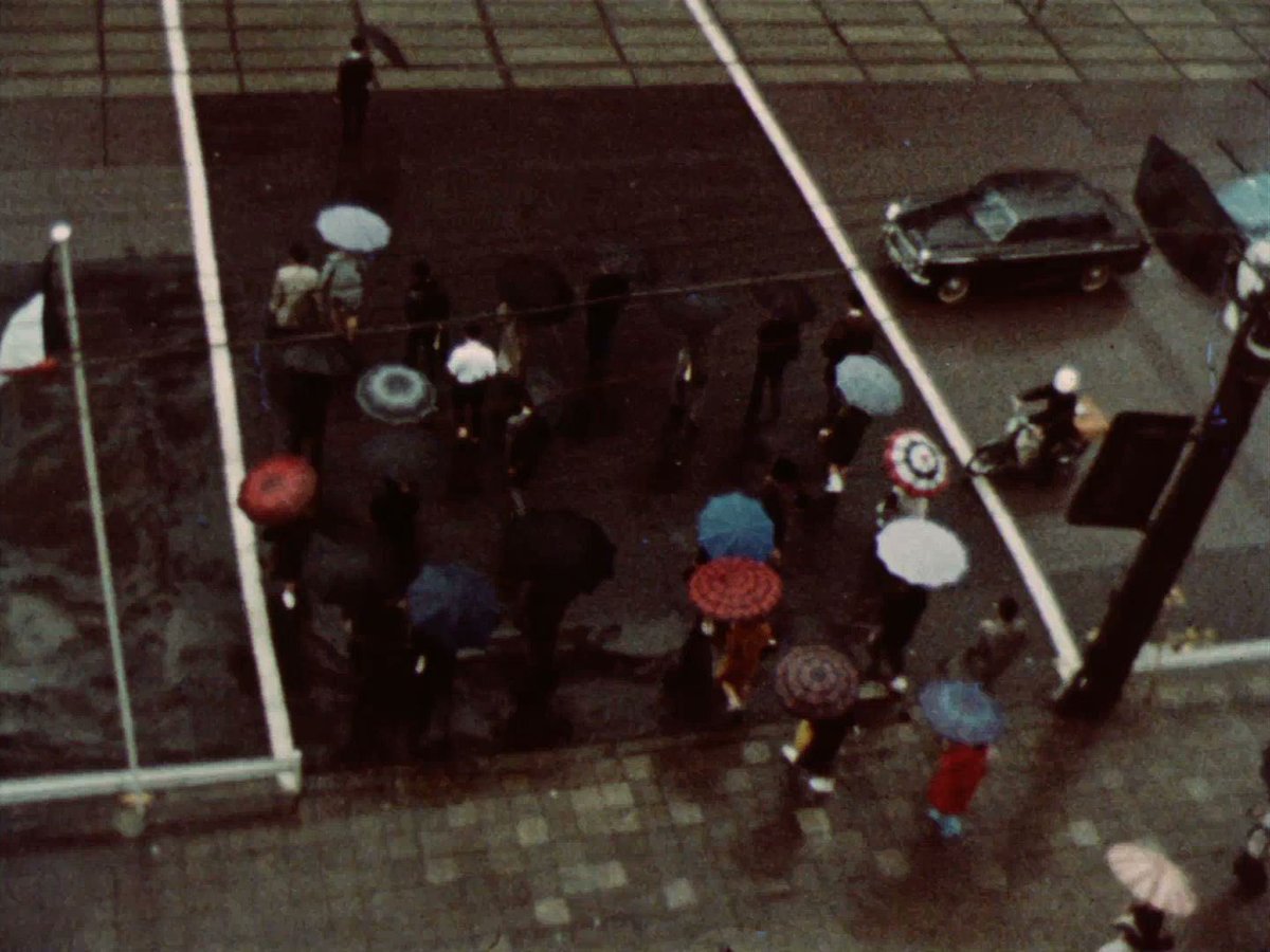 Sabah sabah dünyanın en güzel filmlerinden birini izlemiş olabilirim. Çok sevdiğim Chris Marker’in imzasını taşıyan The Koumiko Mystery, yönetmenin olimpiyatlarda tanıştığı Koumiko adlı bir kadını merkeze taşıdığı bir deneme film. Koumiko’nun yaşam hakkındaki düşünceleri,