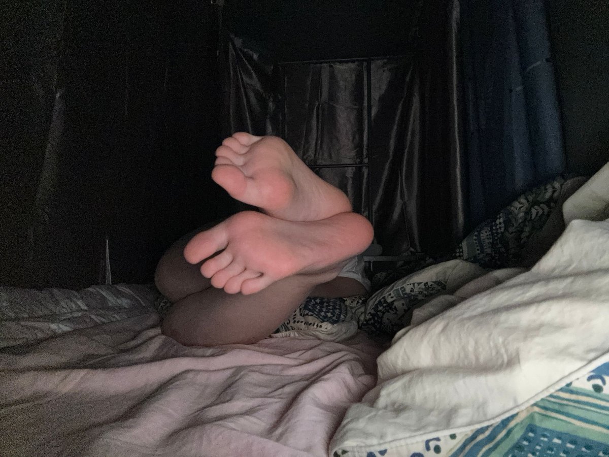 Fleas0r's tweet photo. 寝室床帘里偷偷拍的 #挠脚心 #挠痒痒 #tickle #tk #足控 #女大学生 #裸足 #怕痒 https://t.co/oMvBMkAgCh