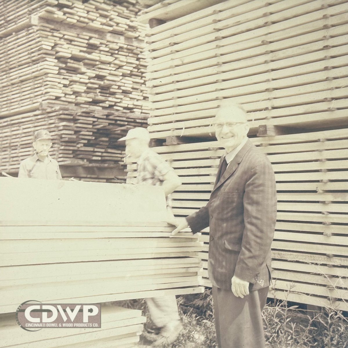 CincinnatiDowel's tweet photo. As a family-owned business founded by brothers in Cincinnati, our commitment to quality has spanned generations.

Partner with a company that values tradition and your business’s success. 

Reach out today! ⬇️
https://t.co/jF5FfvuHCH

#CincinnatiDowel #CraftingExcellence #B2B https://t.co/PkzBhbiQhV
