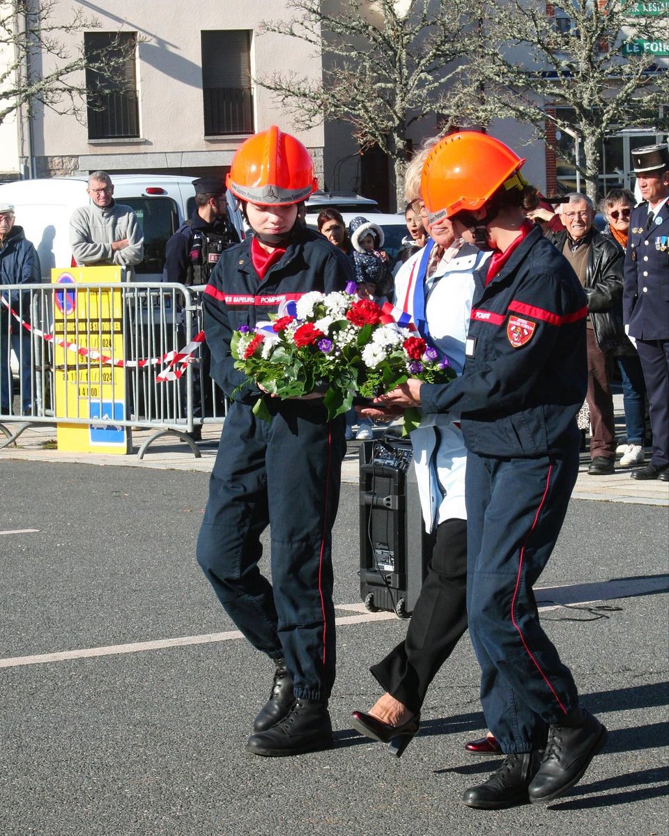 [Cérémonie du 11 Novembre 🇫🇷]

Ce lundi, cérémonie du 11 Novembre à <a href="/stchelydapcher/">Saint Chély d'Apcher</a> pour commémorer le 106e anniversaire de l’Armistice, signé pour mettre fin à la Première Guerre mondiale.

#jsphautelozere #saintchelydapcher #jsp #jeunessapeurspompiers