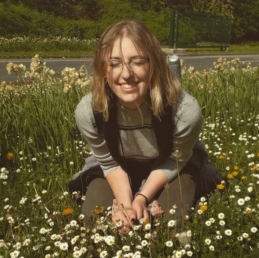 זה ציוץ שלא האמנתי שאצטרך לצייץ:
מאיה ווישניאק ז״ל, שנרצחה בידי בן זוגה,
הייתה החברה הכי טובה של אחי. הרצח שלה הותיר אותנו מזועזעים ושבורים כשנשמה כל כך טובה מיוחדת נלקחה מהעולם בצורה הכי רעה ואכזרית שיש.
המשפט של הרוצח המתועב נמשך ארבע וחצי שנים מאז הרצח, למעשה מה-16.5.2020.