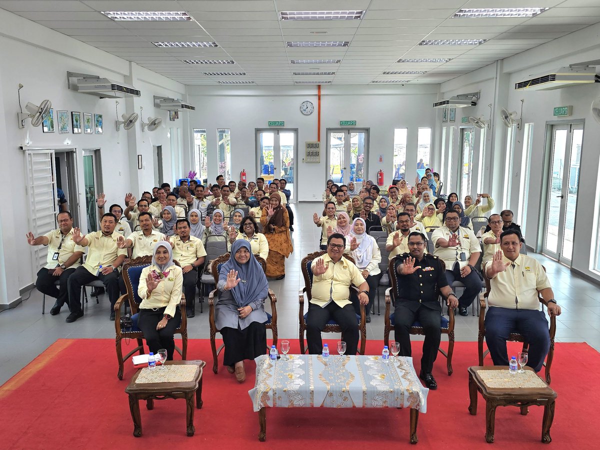 Pengarah Kerja Raya Melaka Tuan Ir. Hj. Mohamad Salzeli bin Moktar hadir sama dalam Program Semarak Integriti JKR Negeri Melaka Siri 1/2024 di Dewan Perpustakaan Daerah Jasin Melaka.