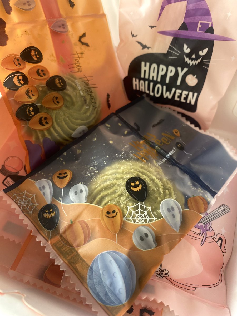 #รีวิวร้านขนมสายรุ้ง
หมดกล่องไปแล้วเพิ่งได้มารีวิวค่ะ 🎃🦇 รับคุกกี้รสมัทฉะกับรสเนยมาอย่างละครึ่ง ๆ อร่อยทั้งสองรสเลย กลิ่นหอมอวลในปากฟินมาก แถมหวานกำลังพอดีด้วยค่ะ

ขอบคุณคุณอีฟ <a href="/iprefernap/">พุดพิชฌา 🪷</a> ผู้สนับสนุนใจดีคนสวย 💁🏻‍♀️ ใครผ่านมาสนใจสั่งขนมอร่อย ๆ ไปที่ <a href="/nijihomebakery/">𝐍𝐢𝐣𝐢𝐡𝐨𝐦𝐞𝐛𝐚𝐤𝐞𝐫𝐲 ✨</a> ได้เลยค่ะ 🍪