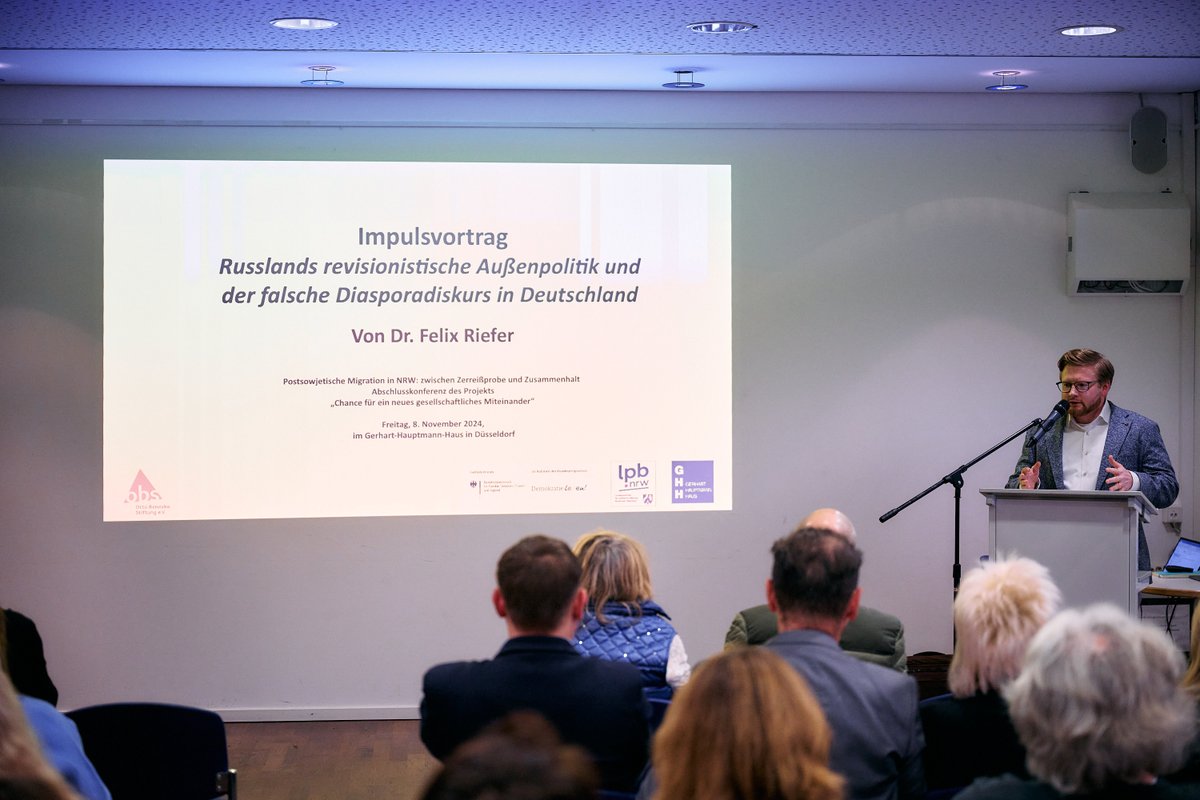 Felix Riefer (@felixriefer) on Twitter photo Impression vom Impuls für den Abschluss eines wichtigen Projekts im Kontext der „Postsowjetischen Migration in NRW“ im Gerhart-Hauptmann-Haus in Düsseldorf.
Es wurde gefördert durch:
<a href="/OBS_socialmedia/">Otto Benecke Stiftung</a> <a href="/LpBNRW/">Landeszentrale NRW</a> @BMFSFJ
Bild © Otto Benecke Stiftung e.V. Impression vom Impuls für den Abschluss eines wichtigen Projekts im Kontext der „Postsowjetischen Migration in NRW“ im Gerhart-Hauptmann-Haus in Düsseldorf.
Es wurde gefördert durch:
<a href="/OBS_socialmedia/">Otto Benecke Stiftung</a> <a href="/LpBNRW/">Landeszentrale NRW</a> @BMFSFJ
Bild © Otto Benecke Stiftung e.V.