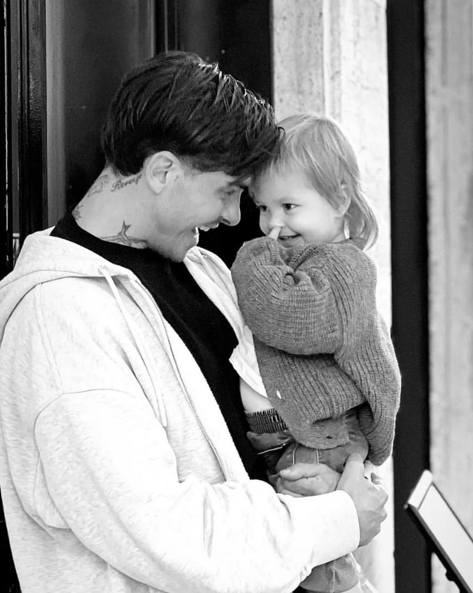 Beatrice020188's tweet photo. 18 mesi di Celine Blue 🤍🤍🤍

Il senso di ogni cosa che c’è 🥰

#basciagoni https://t.co/6HuTatfyib